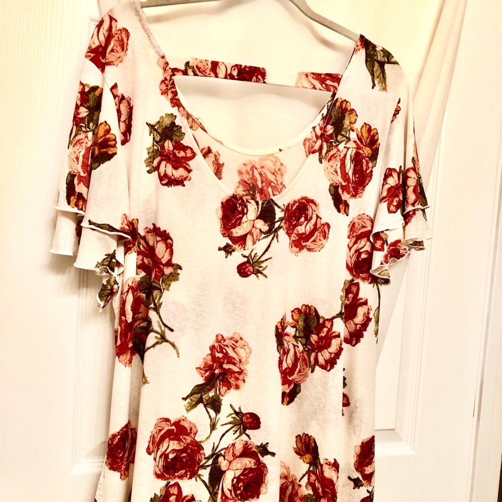 ✨NWOT Floral Rose Top